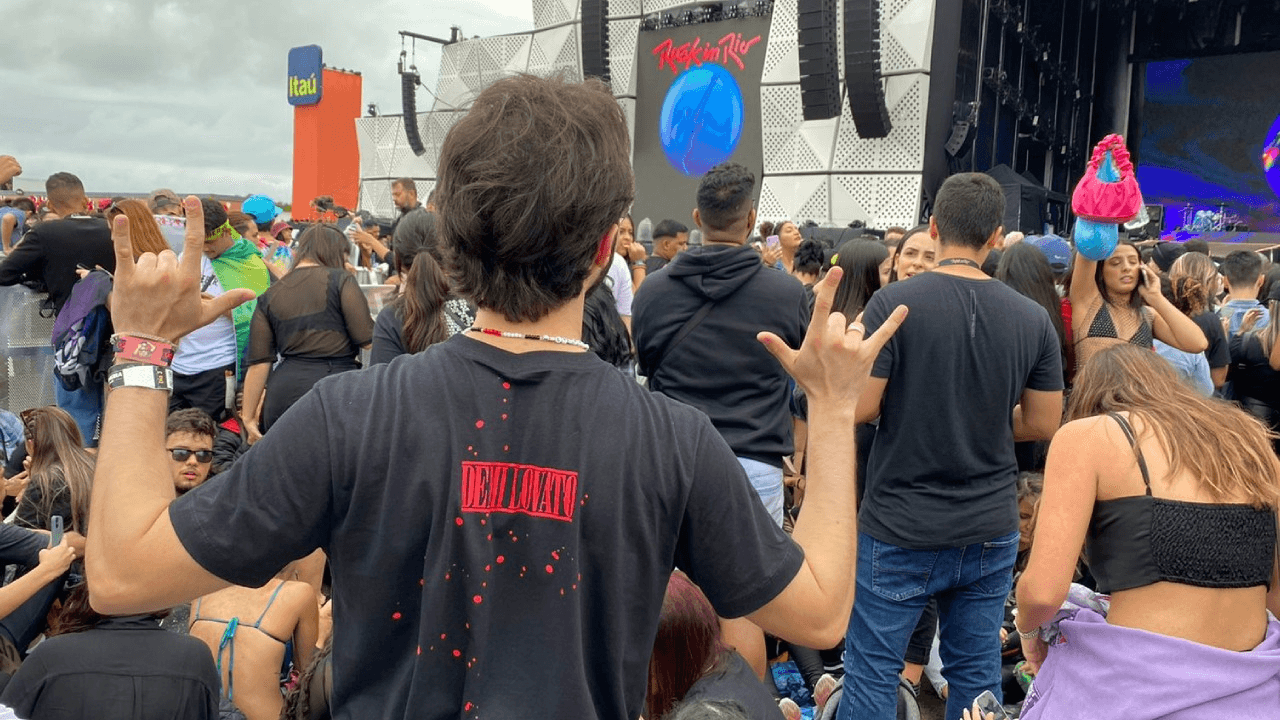 Fãs de Demi Lovato e Justin Bieber fazem loucuras para irem aos shows