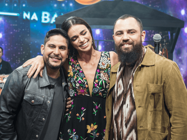 Jaque Ciocci fica emocionada no palco do Faustão Na Band