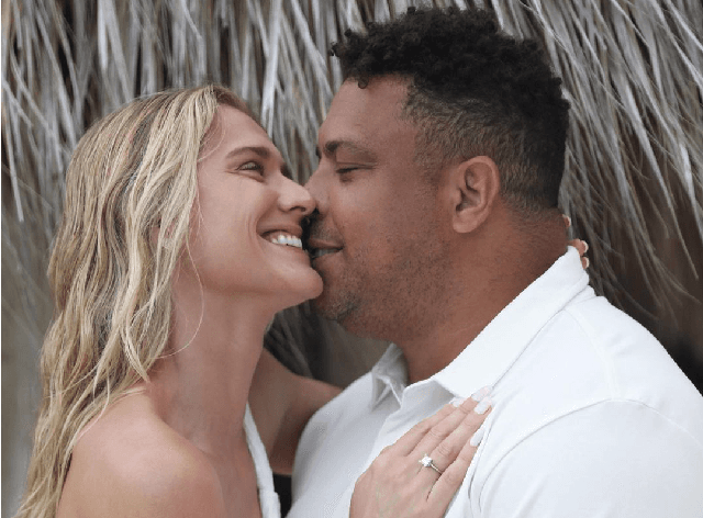 Ronaldo pediu Celina Locks em casamento