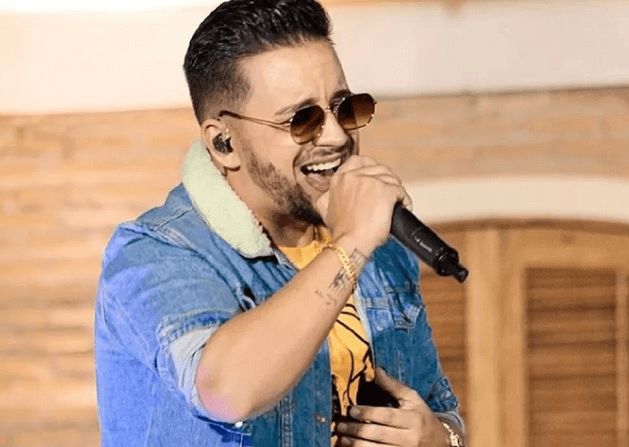 Cantor sertanejo Kleber, da dupla com Kaue, morre em decorrência Covid-19