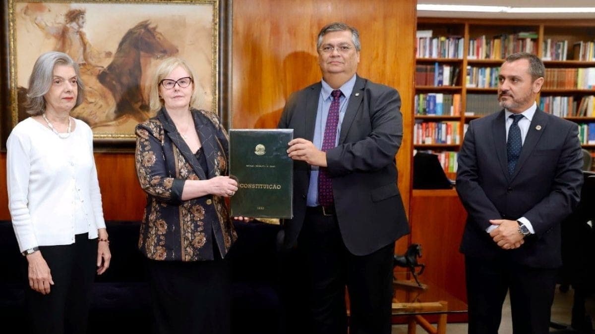 Réplica da Constituição Federal quando foi devolvida para o STF