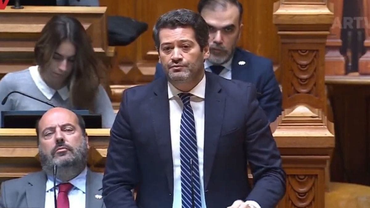 Deputado português André Ventura durante sessão do Parlamento