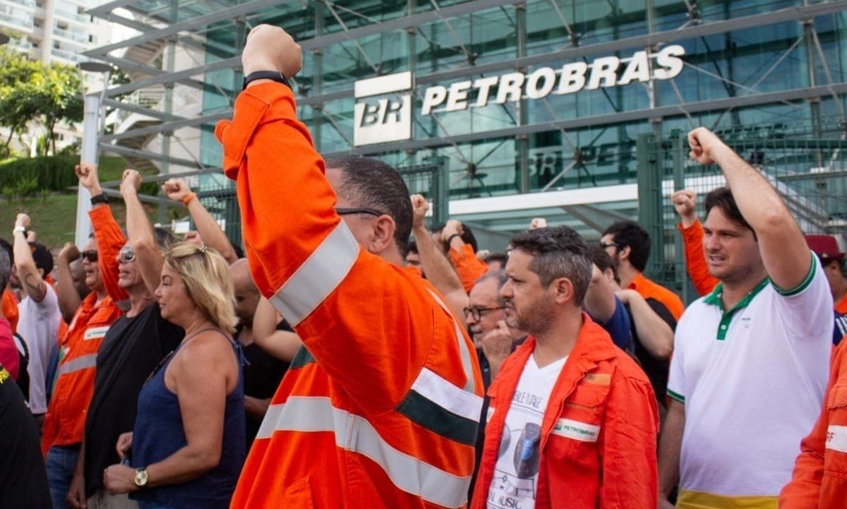 Petroleiros avaliam greve