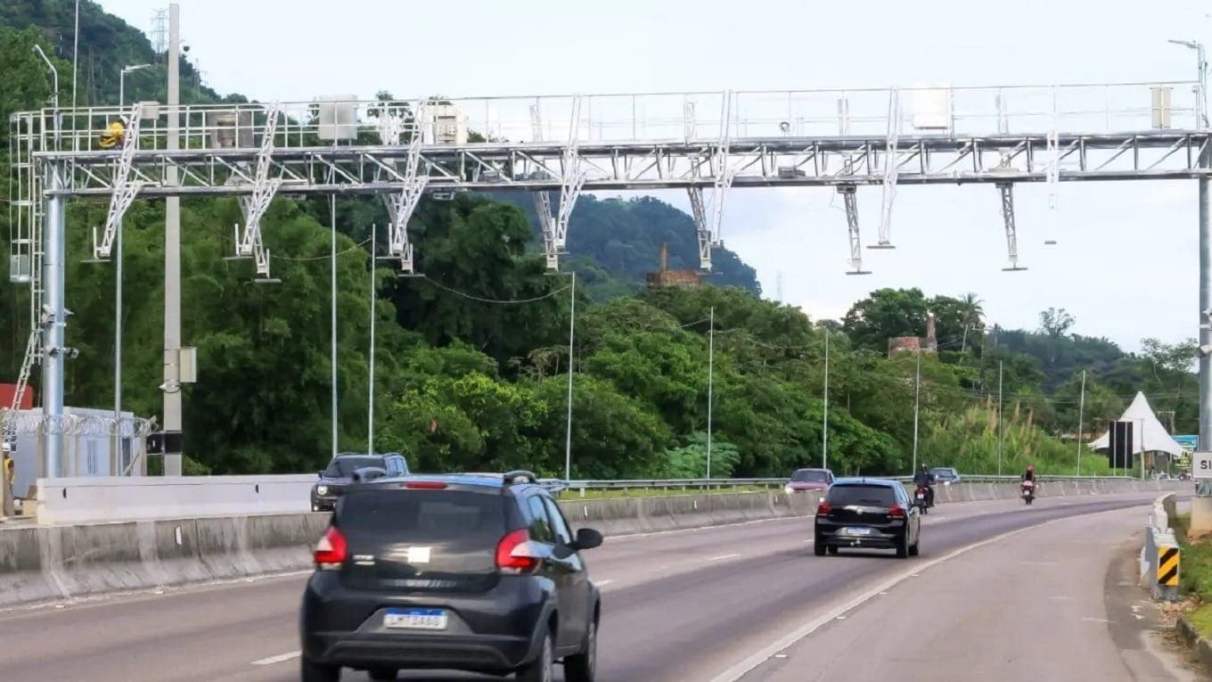 Feriado complica tráfego nas rodovias de acesso ao Litoral Norte de SP
