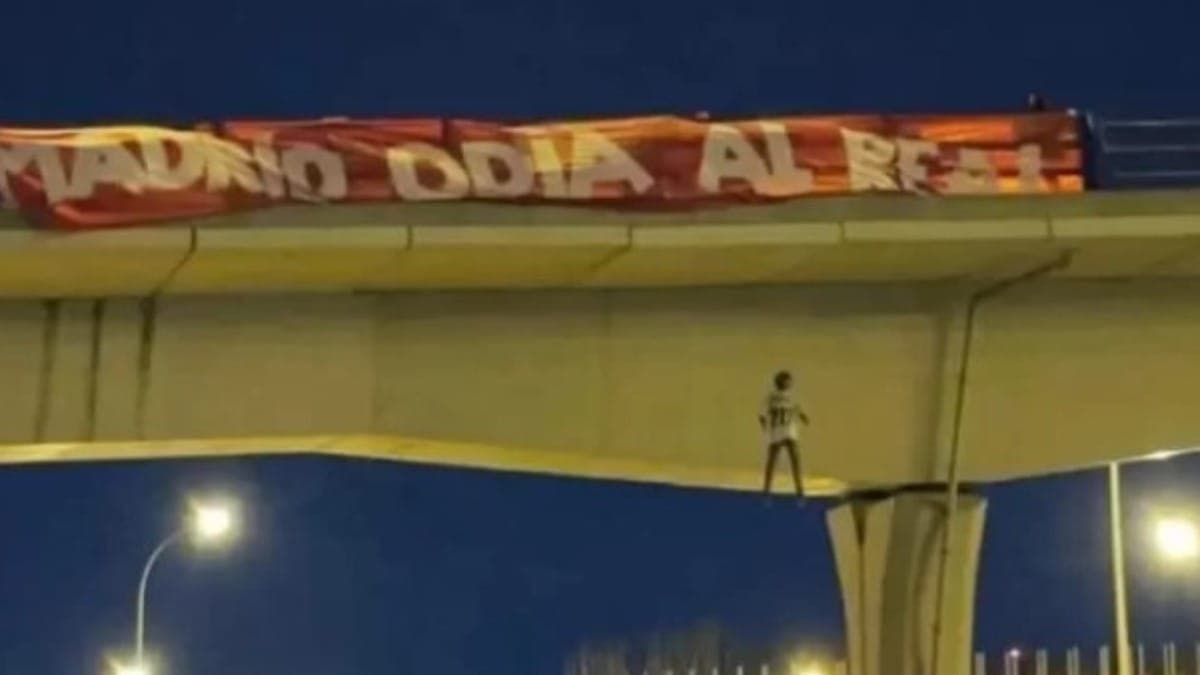 Homens penduraram boneco simulando Vinícius Júnior enforcado em ponte em Madrid