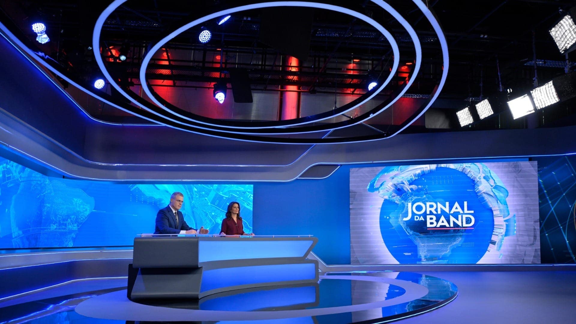 Eduardo Oinegue e Adriana Araújo apresentam o Jornal da Band