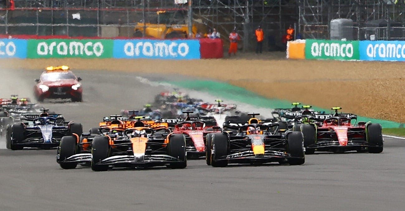 Lando Norris (McLaren) e Max Verstappen (Red Bull) no GP da Inglaterra 2023
