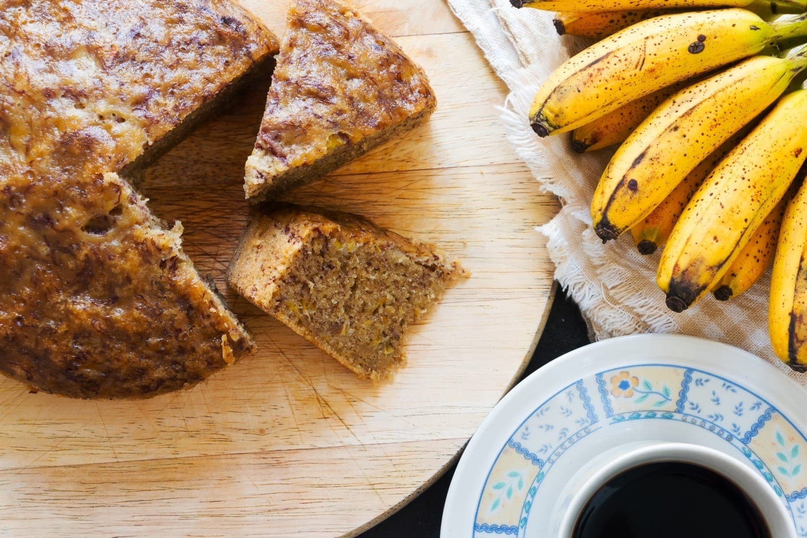 Bolo de banana com chocolate combina com cafezinho da tarde