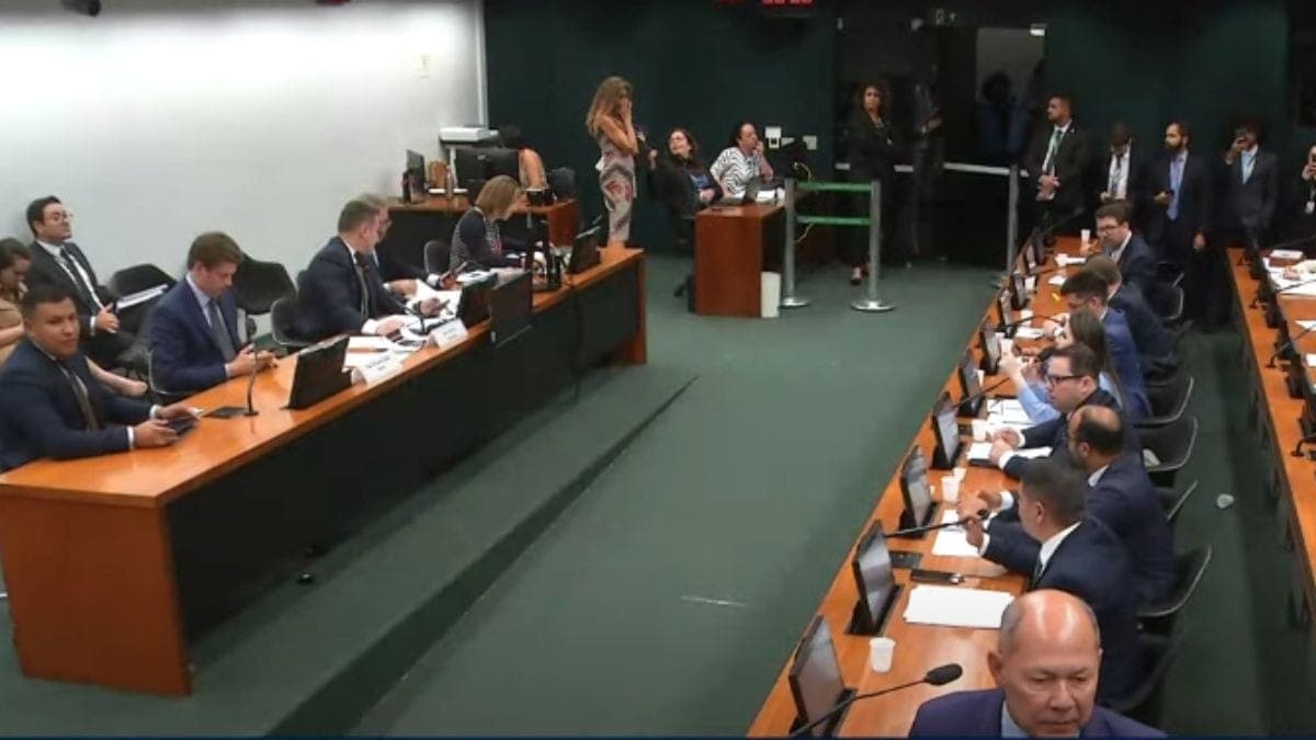 Deputado pede para tocar pagode durante CPI dos INSS