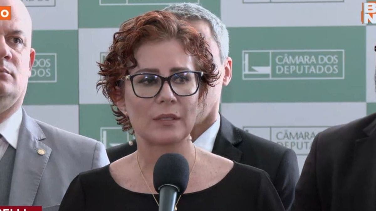Carla Zambelli foi condenada a dez anos de prisão pelo STF