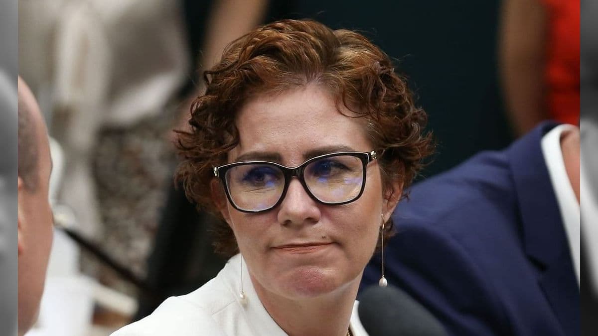 Carla Zambelli deixou o país
