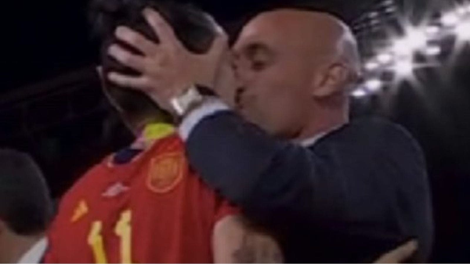 Luis Rubiales, presidente da Federação Espanhola, beija jogadora após título da Copa Feminina
