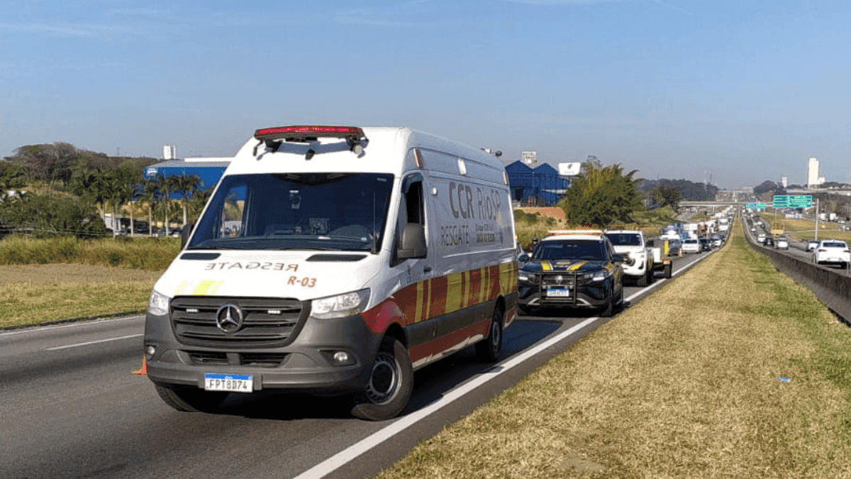Quatro carros se envolvem em acidente na Dutra em São José dos Campos