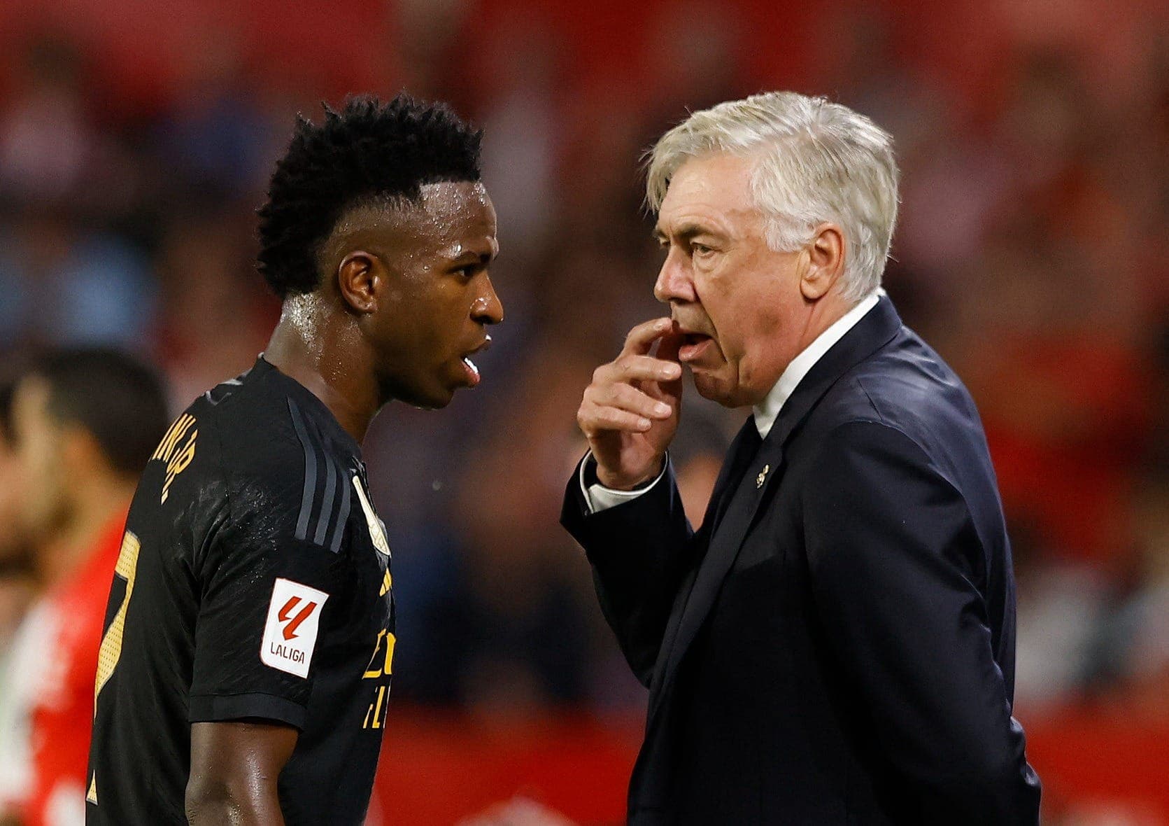 Vinicius Júnior e Carlo Ancelotti em jogo do Real Madrid