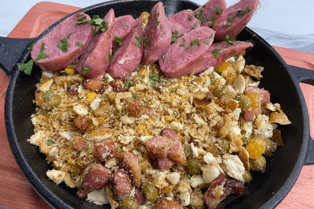 Linguiça toscana frita é servida com farofa de pão; que tal?