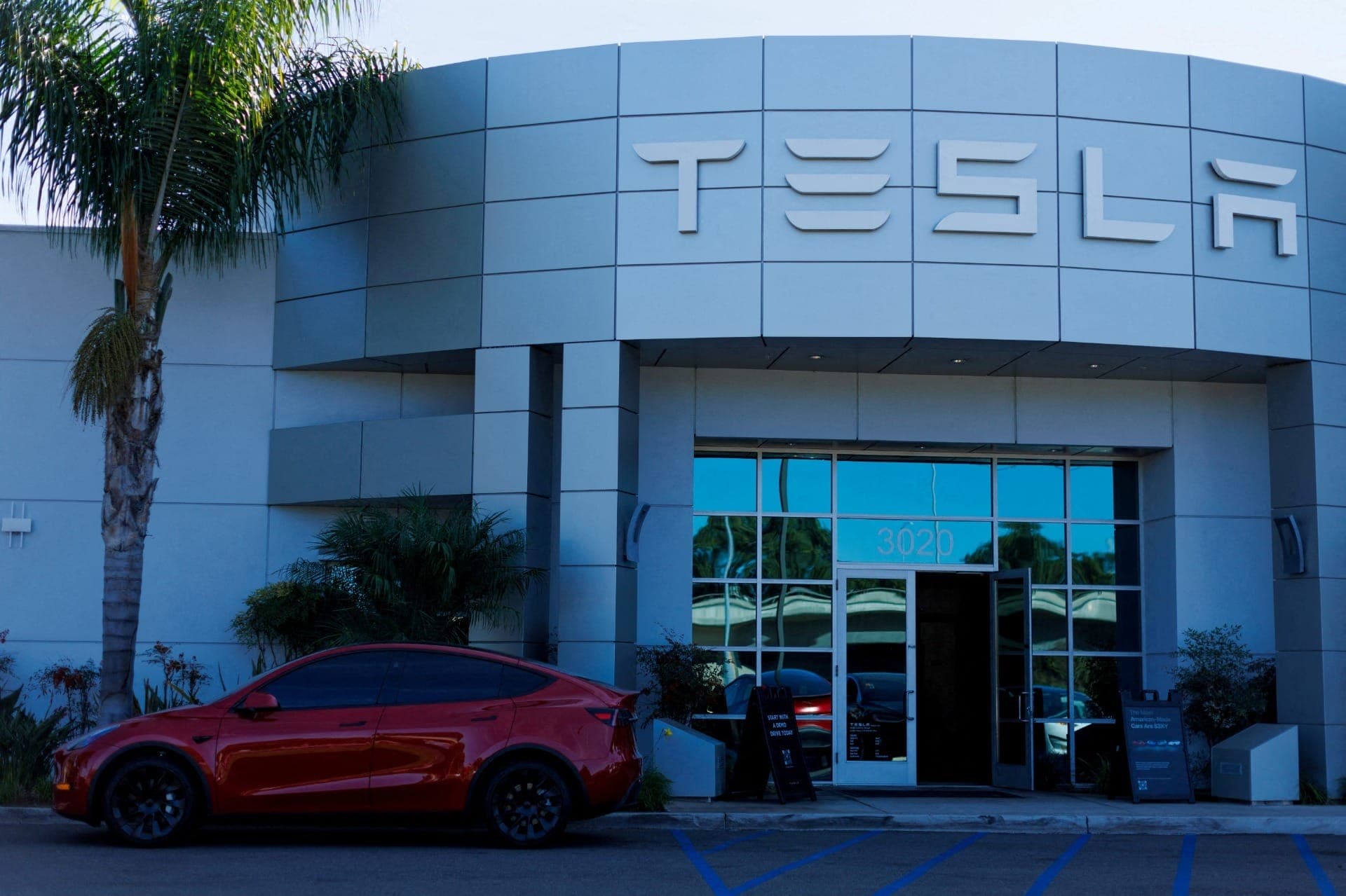 Montadora perdeu a liderança global em vendas de carros elétricos para a chinesa BYD