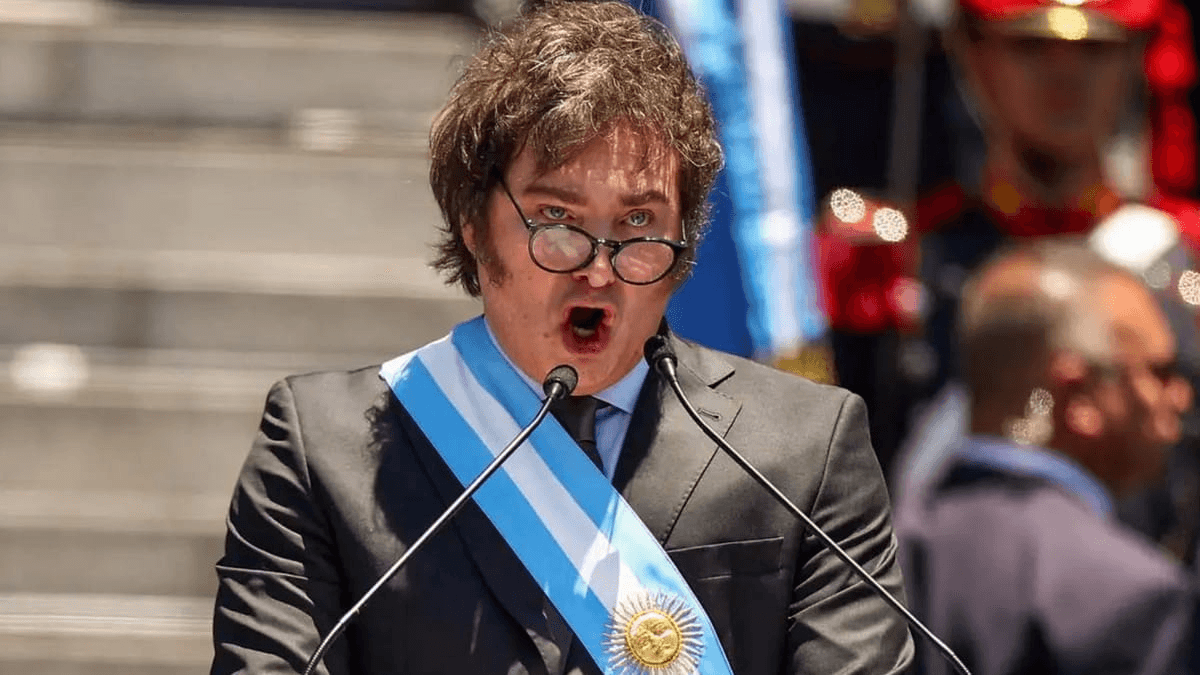 Milei assina decreto que provoca demissão de 7 mil funcionários