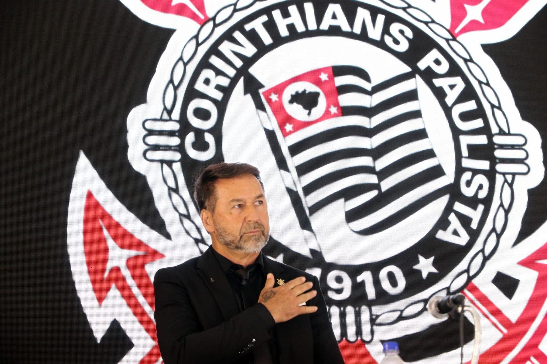 Augusto Melo, presidente do Corinthians, vive pressão no cargo pelo aumento da dívida