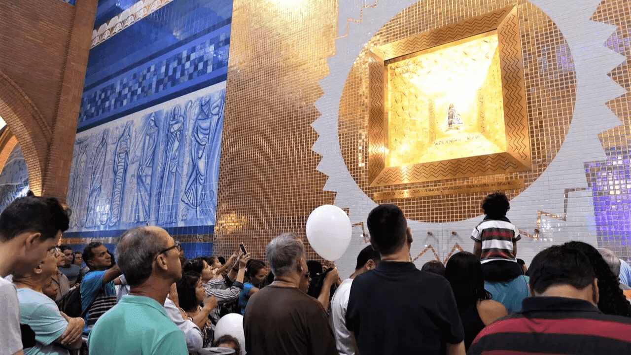 Dia da Padroeira: imagem de Nossa Senhora Aparecida recebeu a visita dos últimos papas
