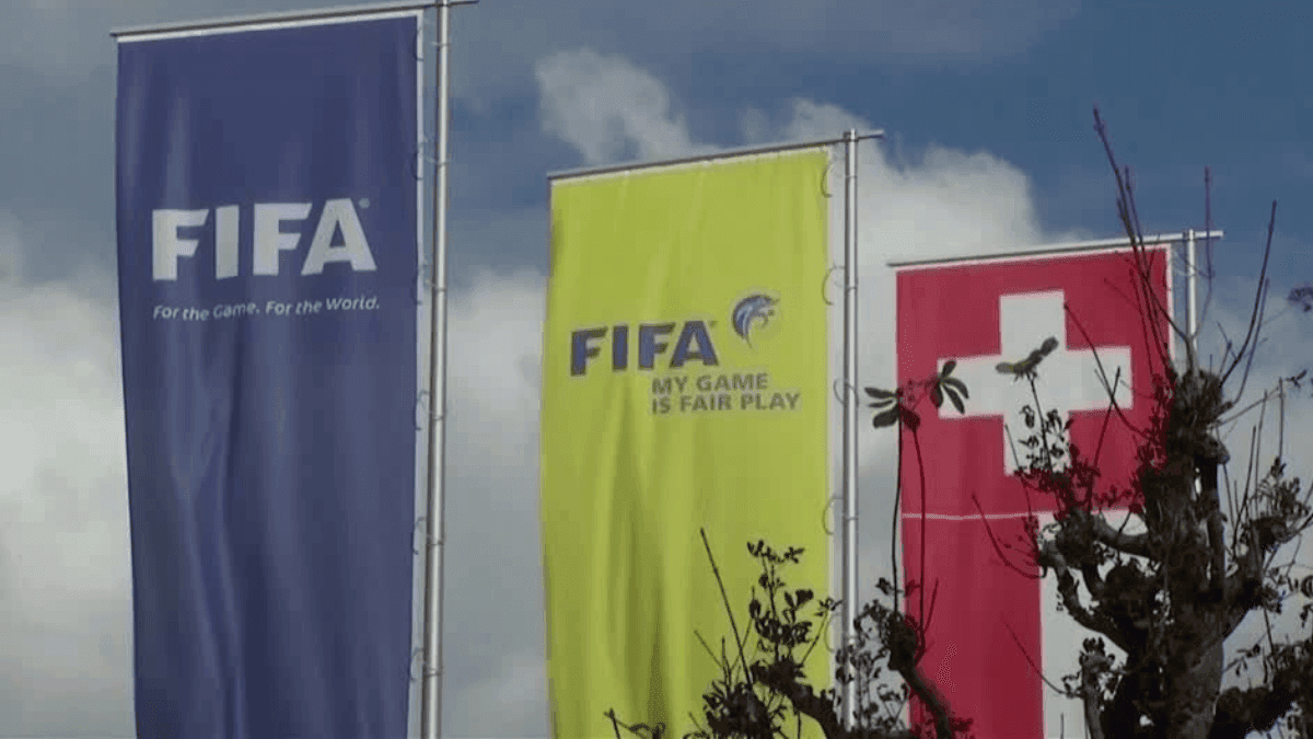Bandeiras da Fifa na sede na Suíça