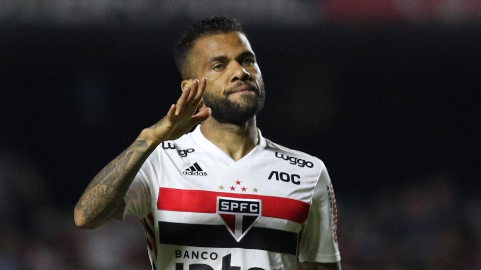 Daniel Alves ficou incomodado com salários atrasados