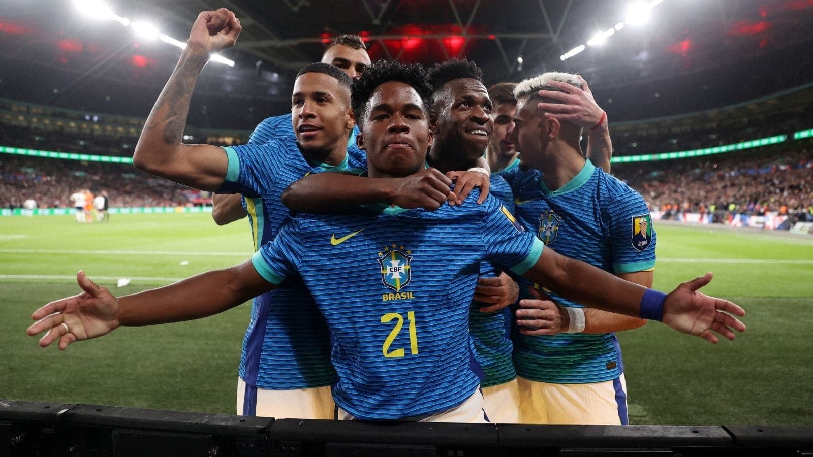 Camisa azul sairia de cena para dar lugar ao novo uniforme vermelho