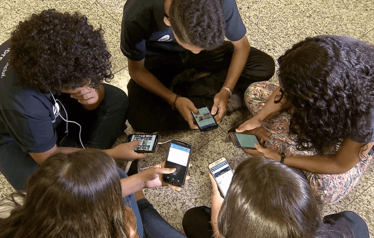 Pesquisa aponta que 55% dos brasileiros consideram as redes sociais um ambiente inseguro para adolescentes