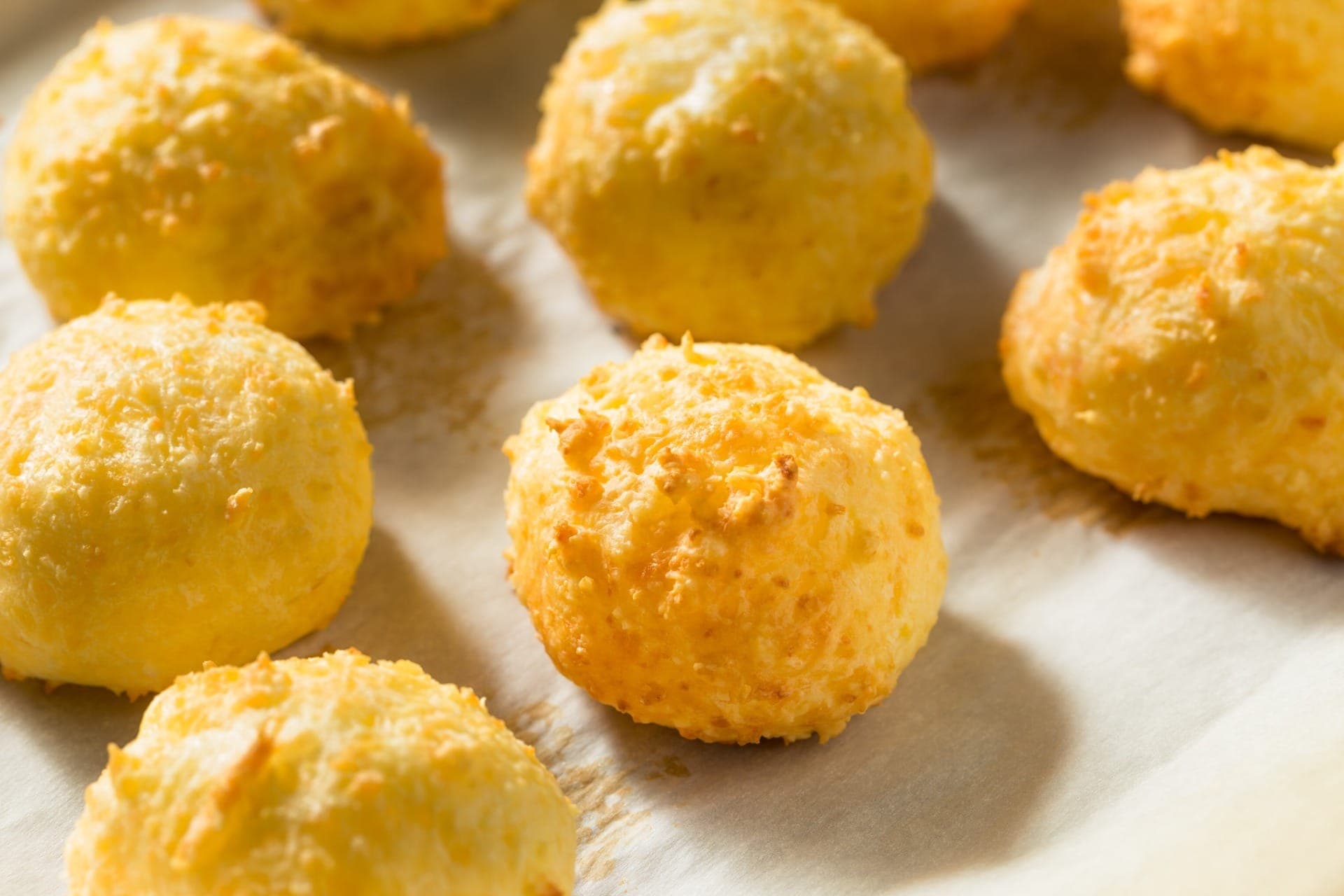 Pão de queijo preguiçoso pode ser feito em 10 minutos