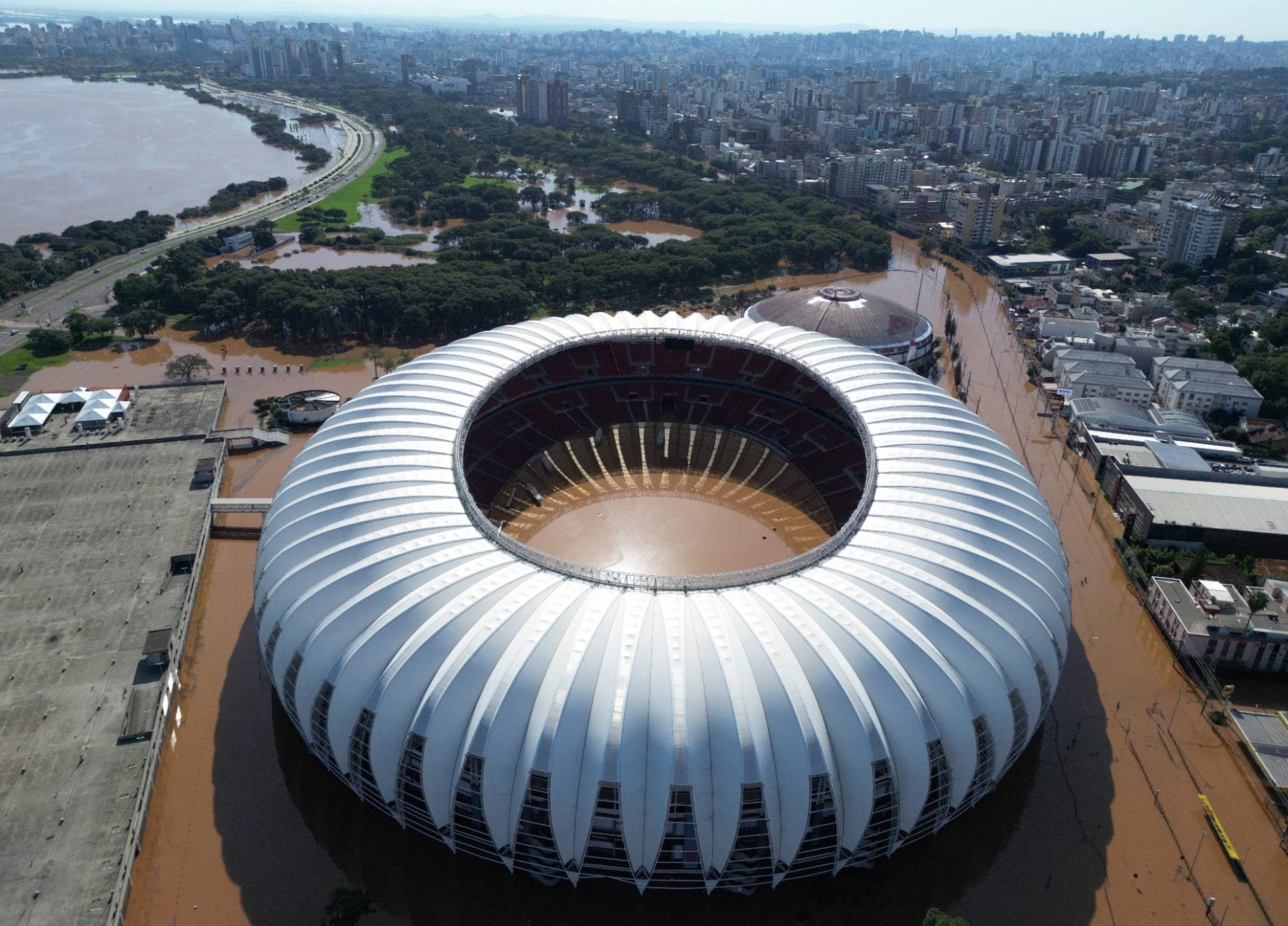 Beira-Rio, estádio do Inter, alagado pelas chuvas