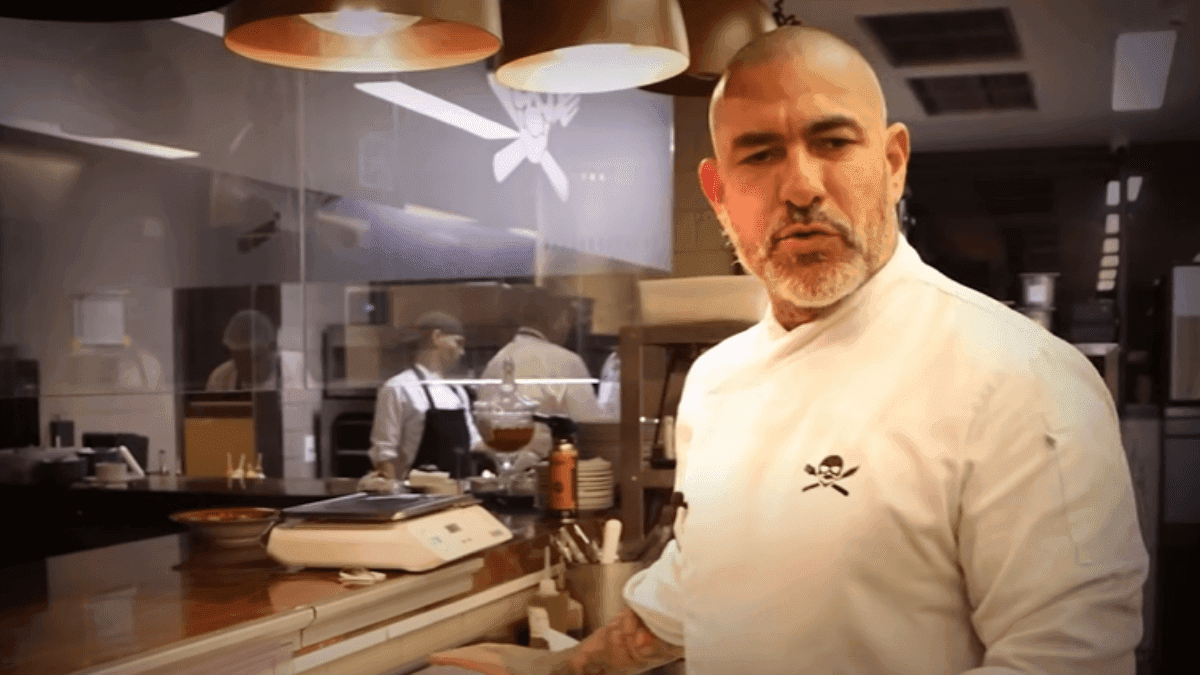 Fogaça na cozinha do restaurante Sal, em São Paulo (SP)