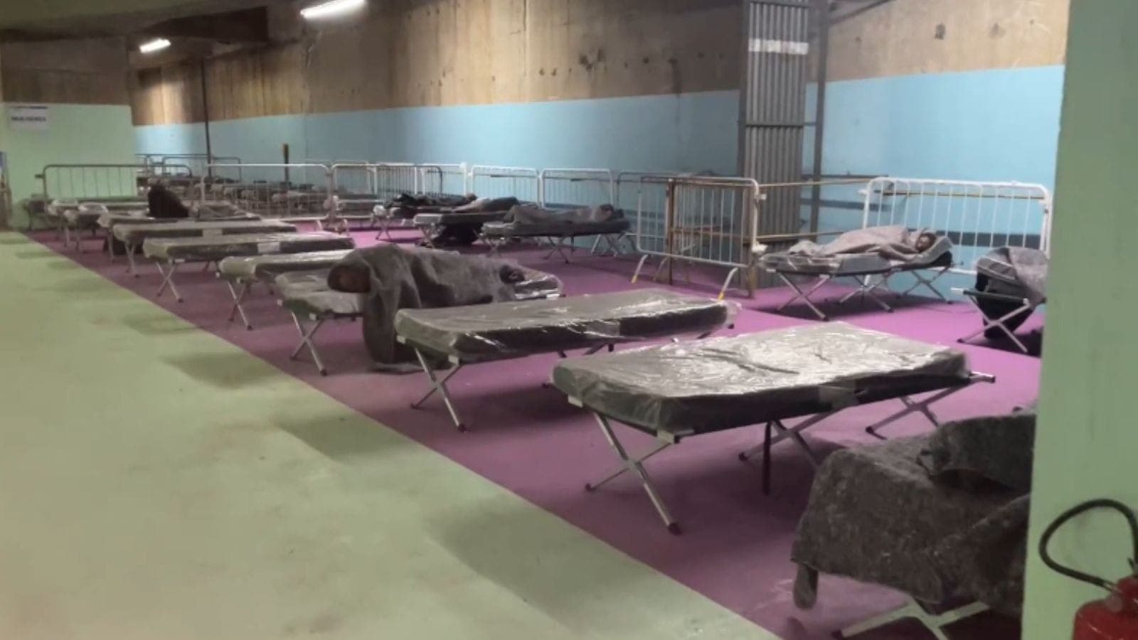 Abrigo solidário da Defesa Civil na Estação Pedro II, em SP