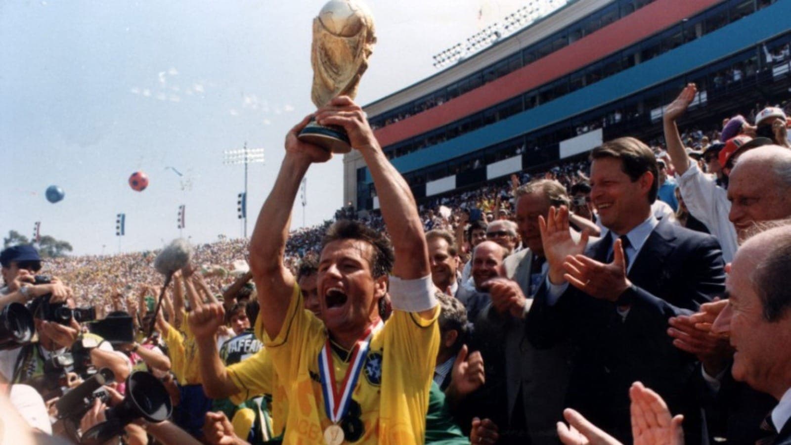 Dunga leva troféu da Copa do Mundo de 1994 com o Brasil