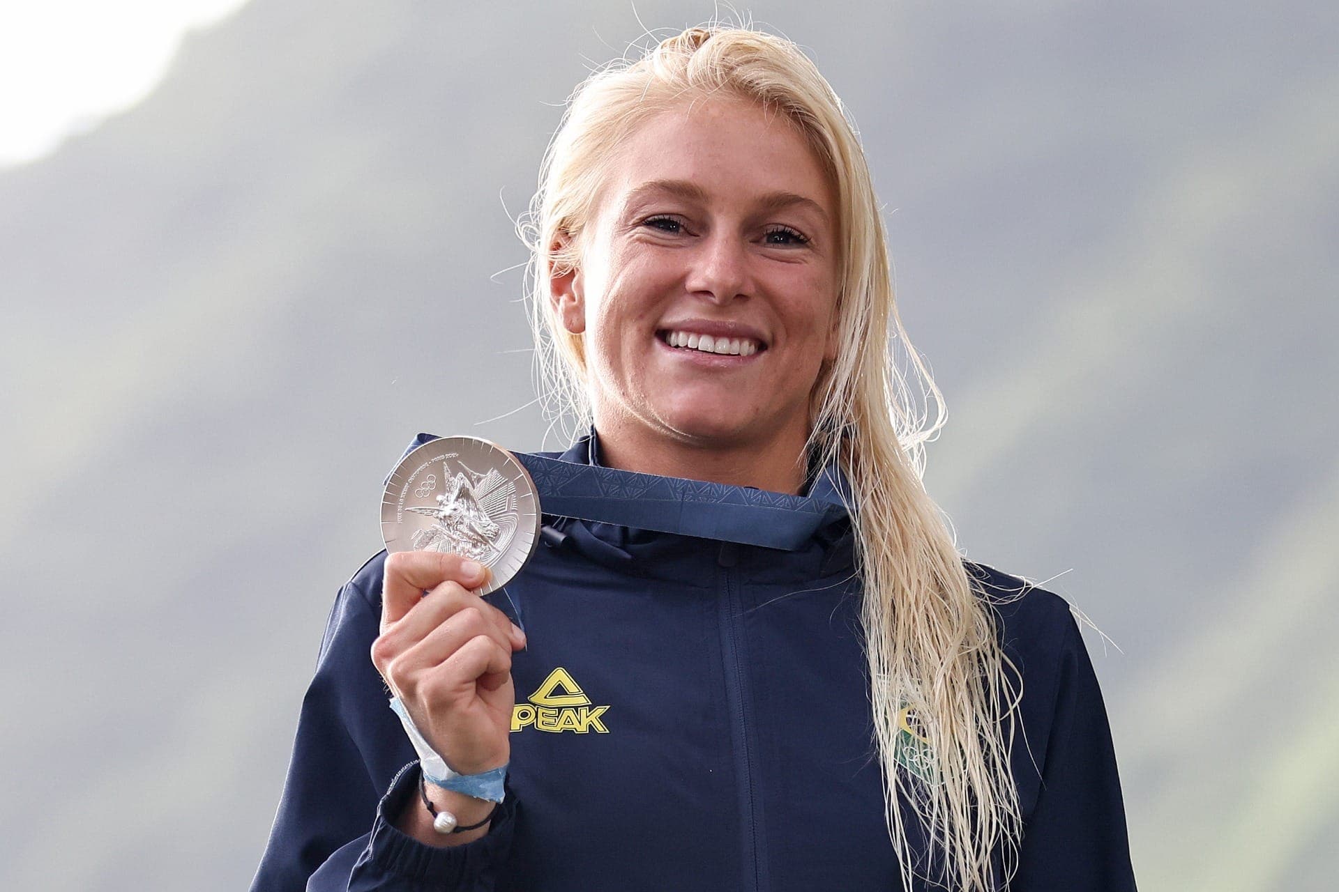 Tati Weston-Webb com a medalha de prata do surfe feminino na Olimpíada 2024