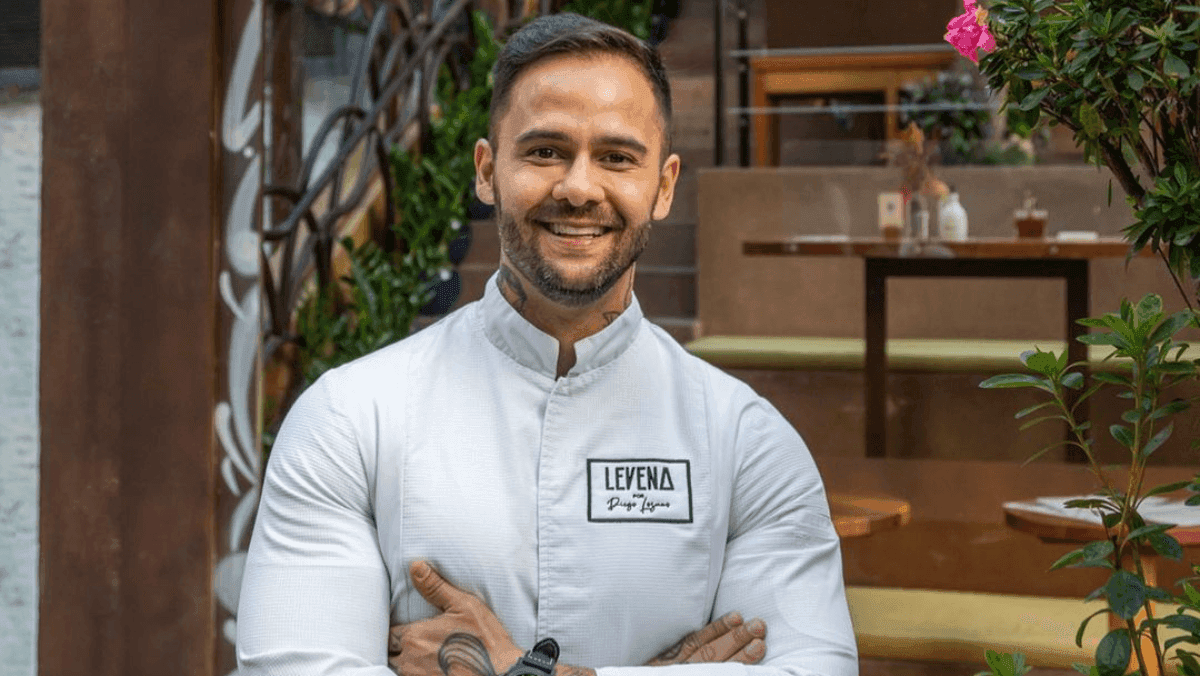 Diego Lozano posta em frente ao restaurante Levena