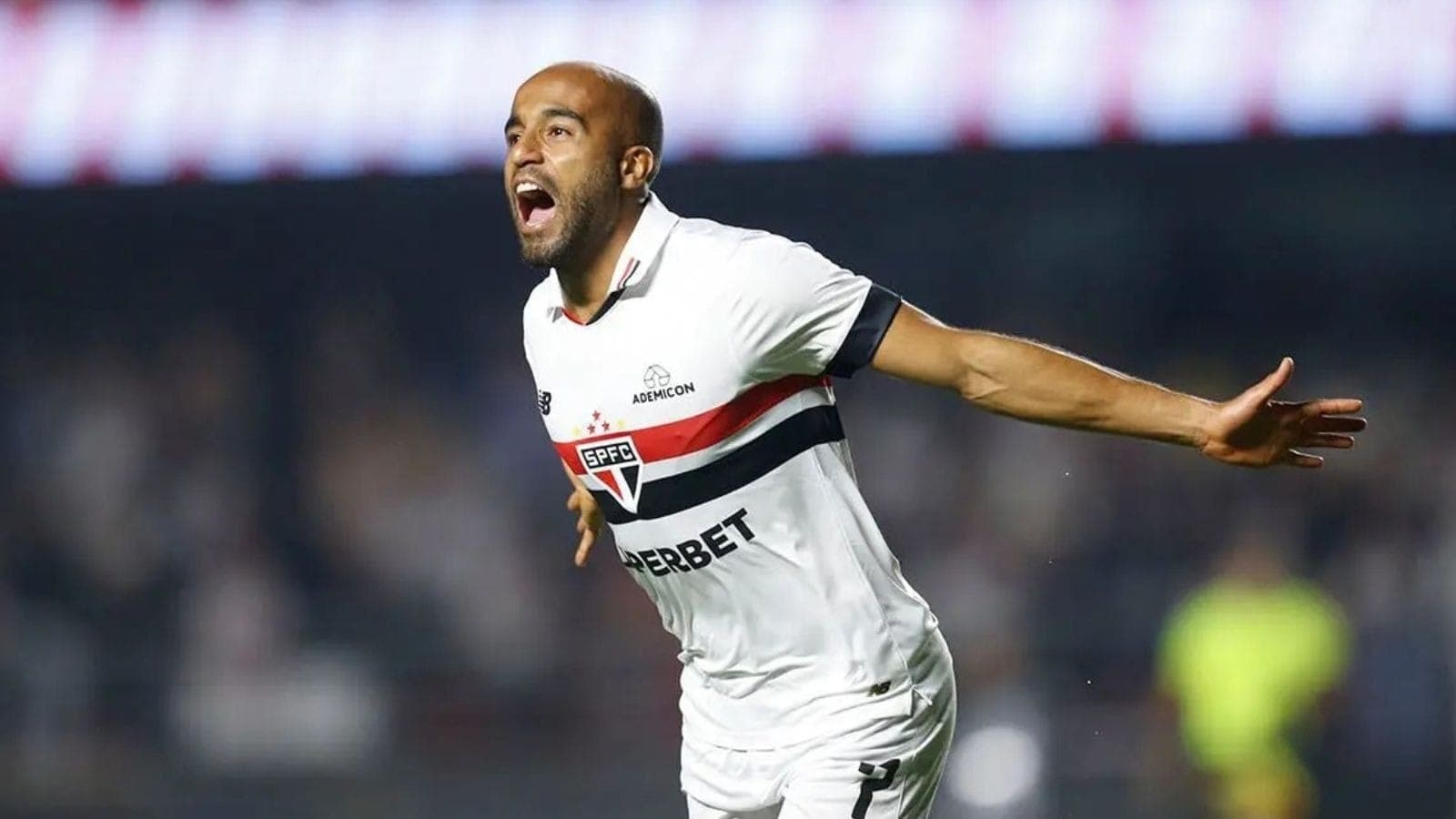 Superbet no uniforme de Lucas Moura