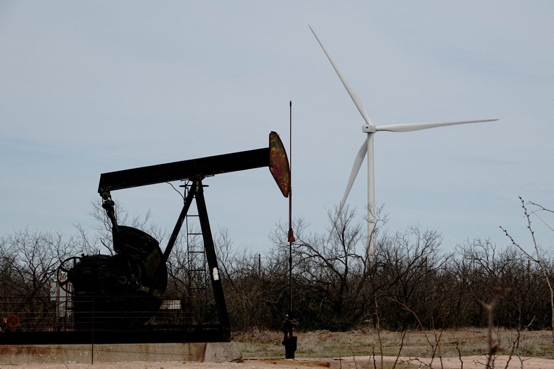 Um macaco de bomba extrai petróleo bruto do campo petrolífero