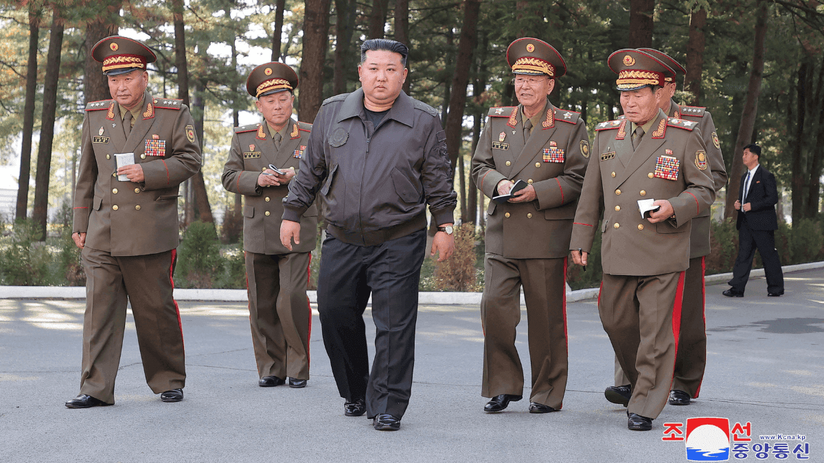 Kim Jong Un ao lado de militares da Coreia do Norte