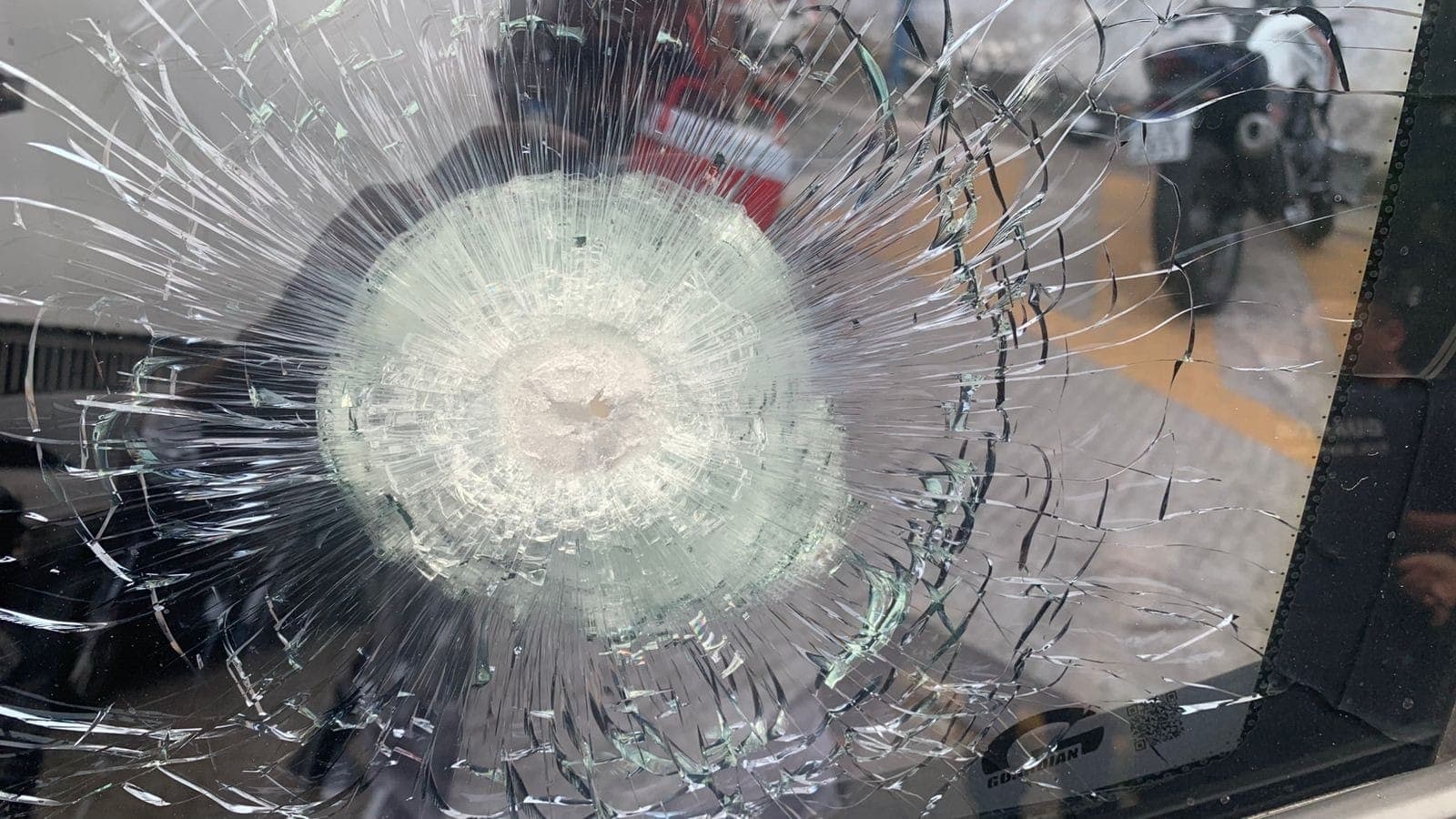 Tiros atingiram o carro do prefeito de Taboão da Serra