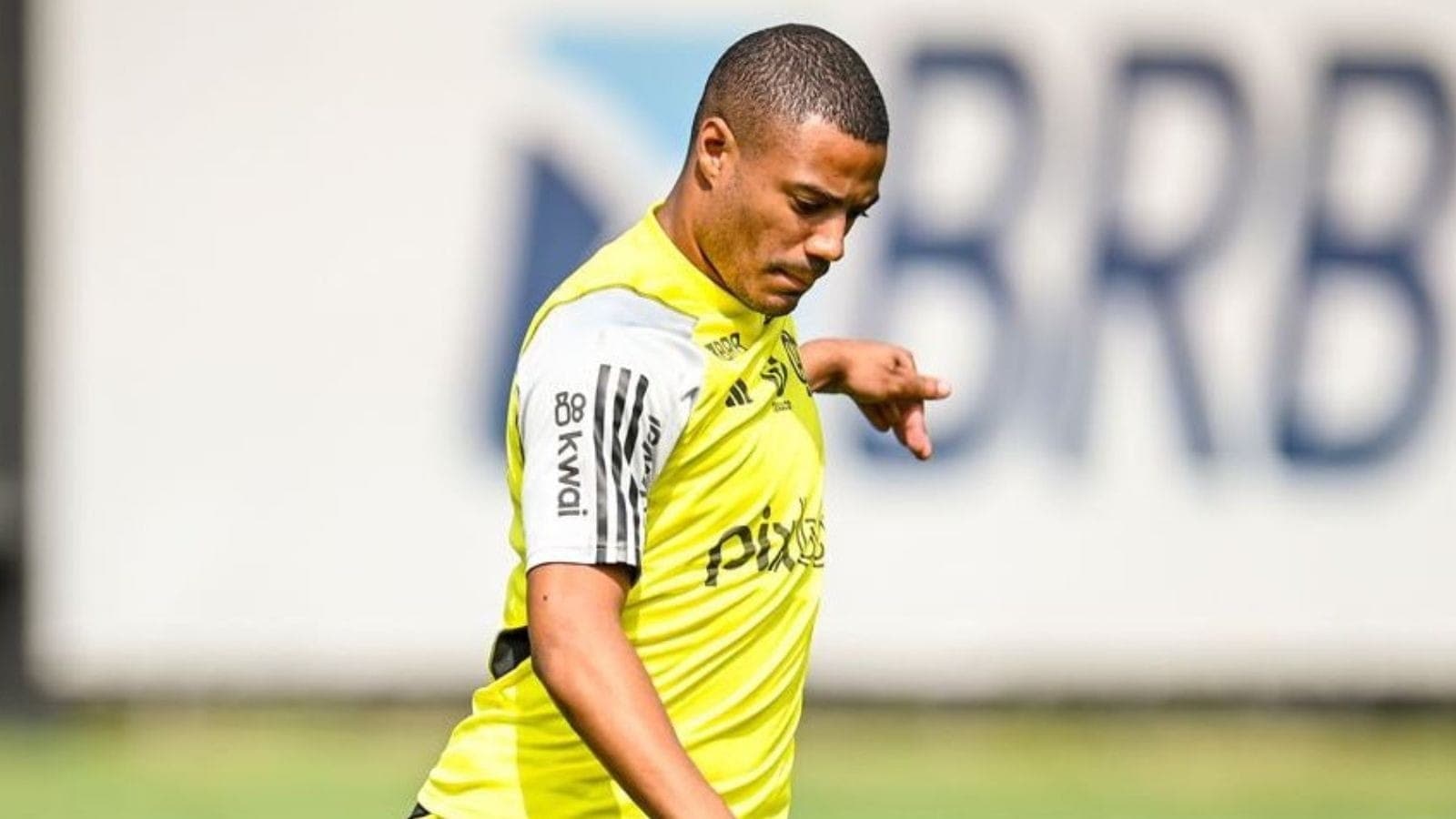 De La Cruz, meia do Flamengo, em treino na Gávea