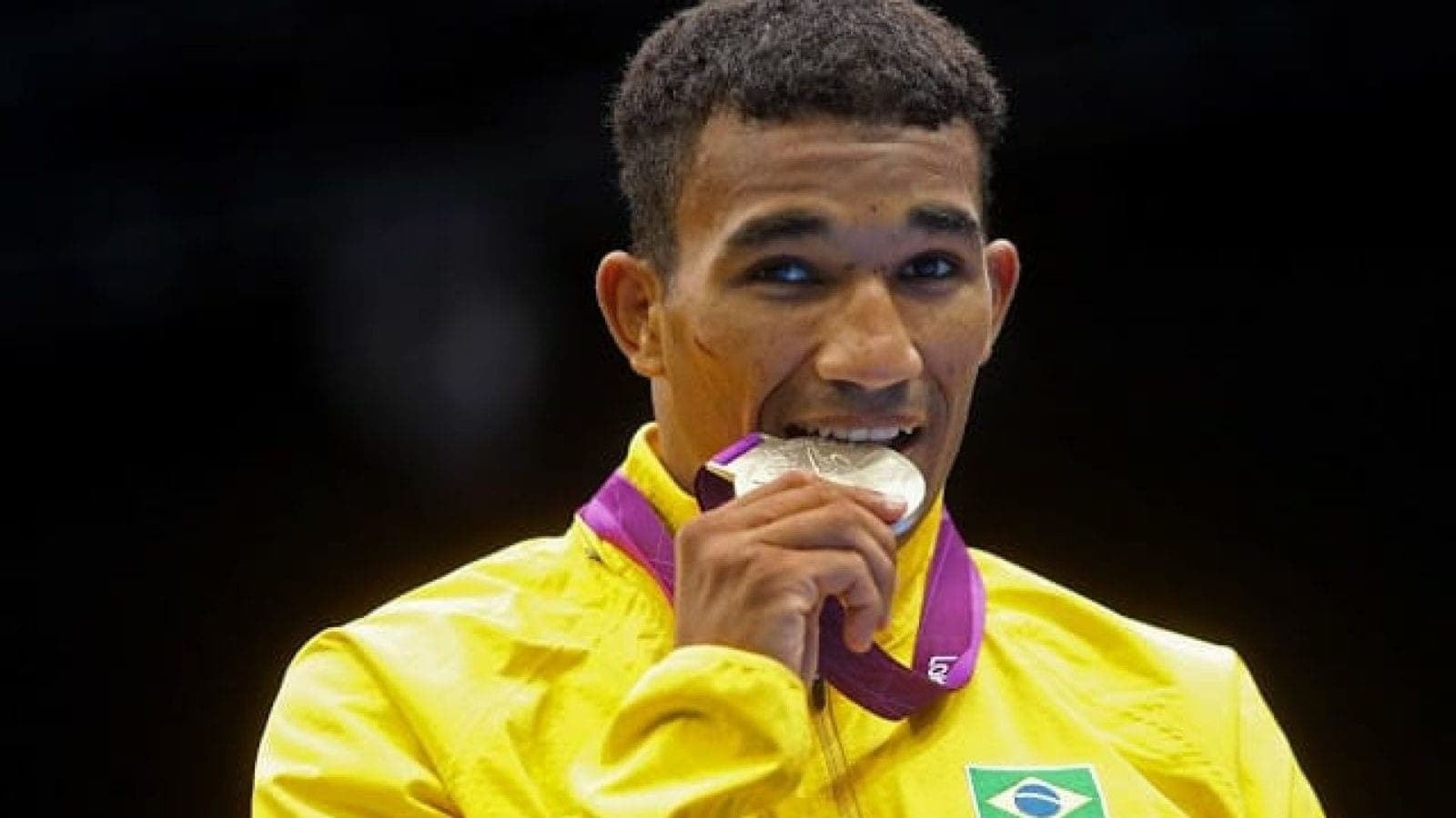 Esquiva Falcão recebe medalha de prata em Londres-2012