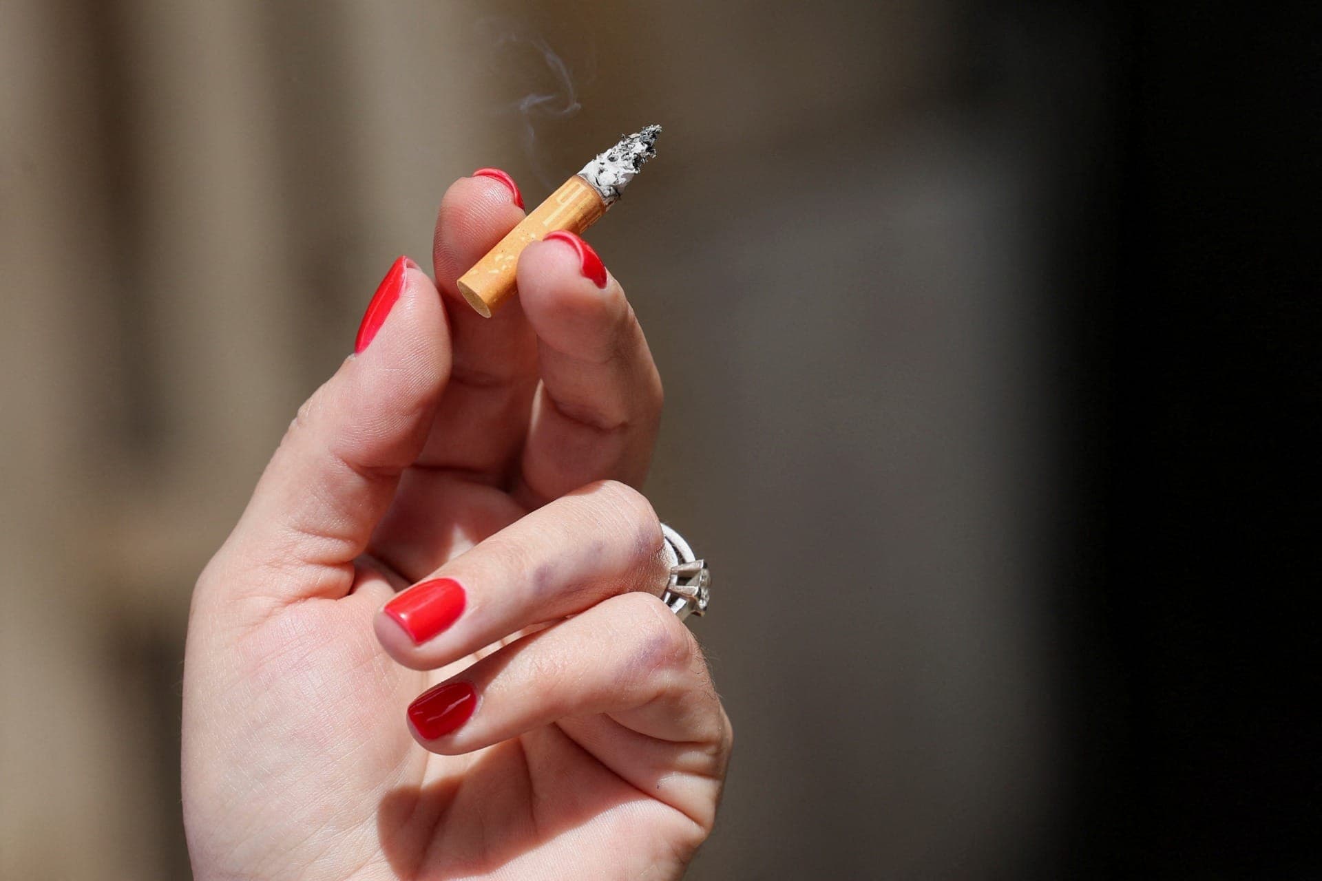 Fumar em praias e parques agora é proibido na França
