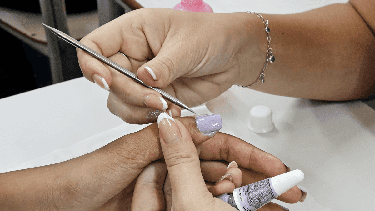 O curso básico de manicure e pedicure é destinado para maiores de 15 anos