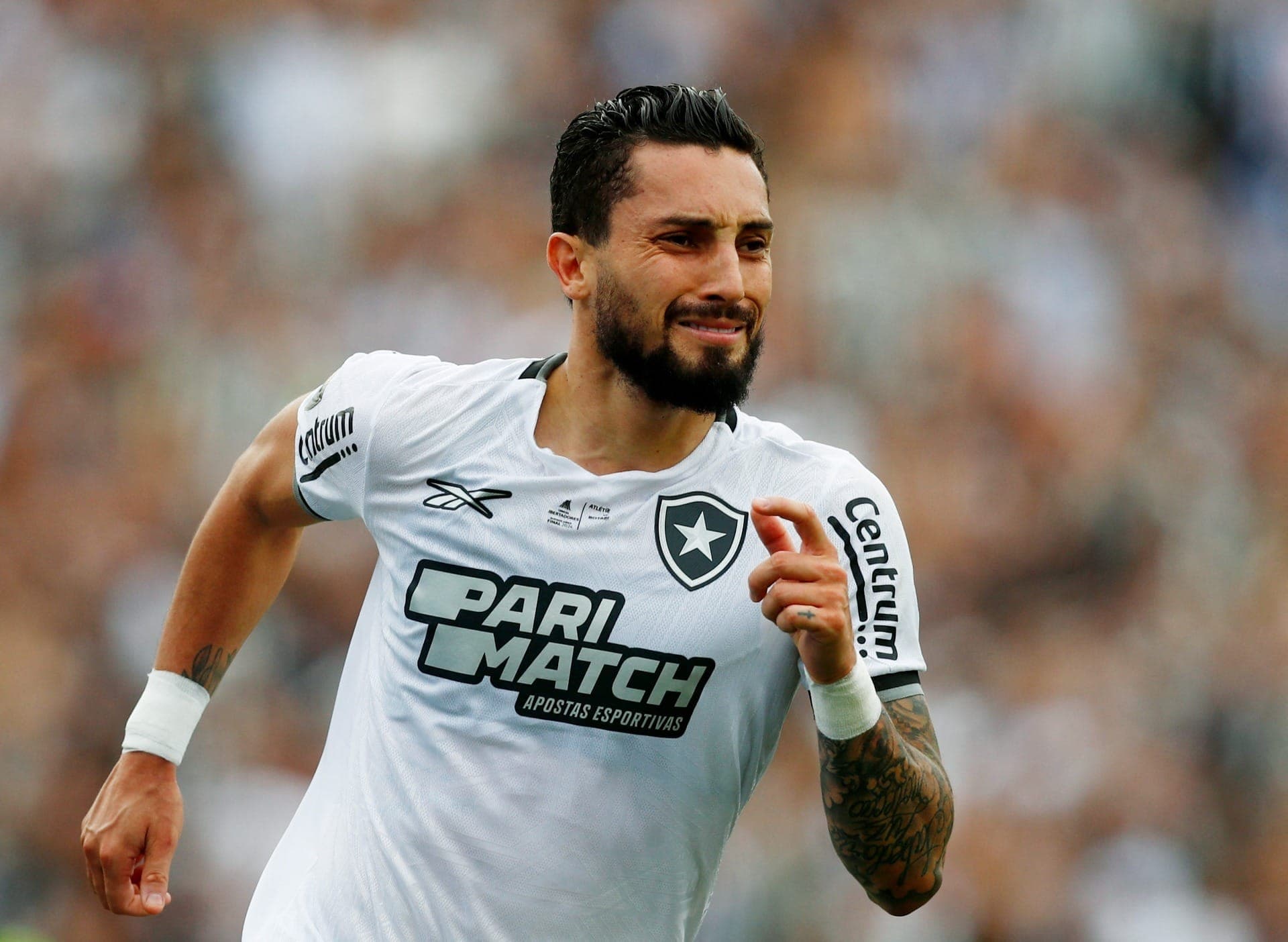 Alex Telles comemora gol do Botafogo na final da Libertadores