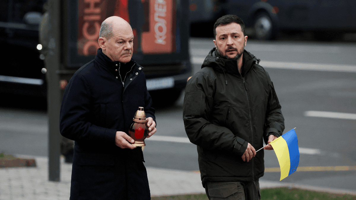 Chanceler alemão Olaf Scholz ao lado do presidente da Ucrânia, Volodymyr Zelensky