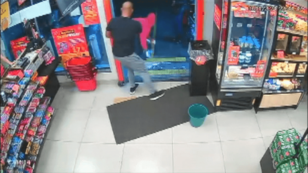 Policial executa homem pelas costas em mercado em SP