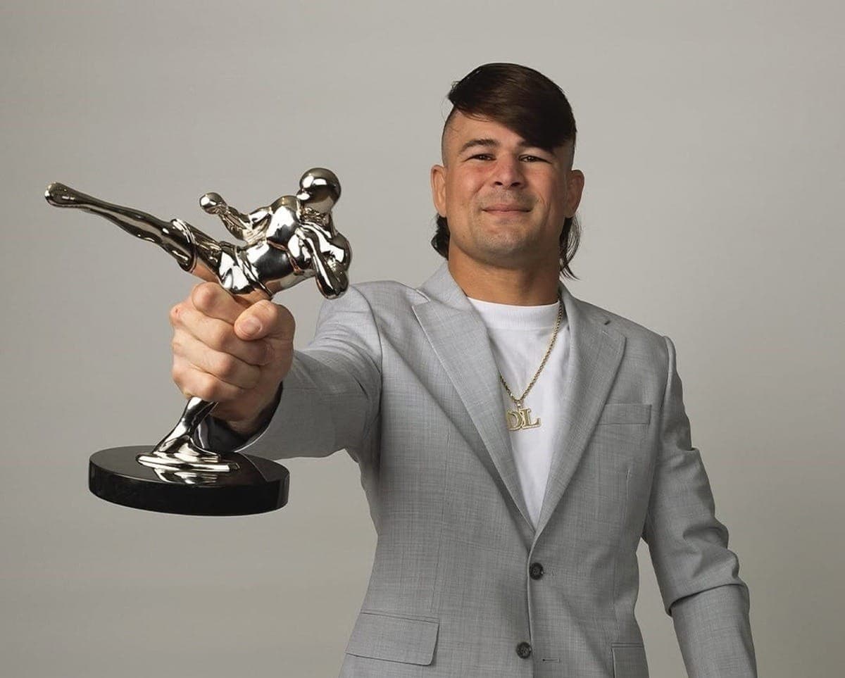 Diego Lopes com prêmio de "melhor finalização" no ano passado