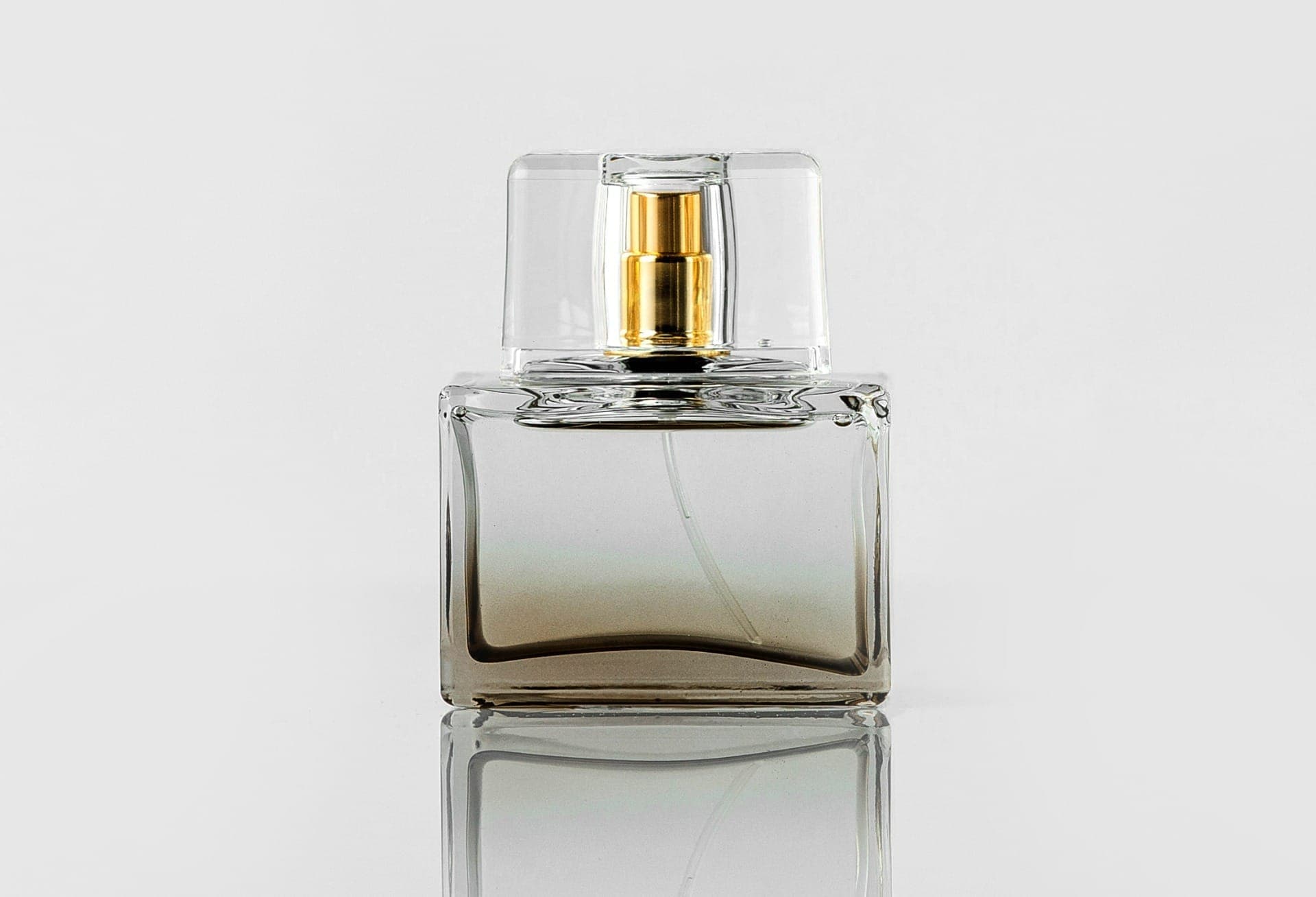 Os pulsos e atrás da orelha são pontos recomendados para aplicar o perfume