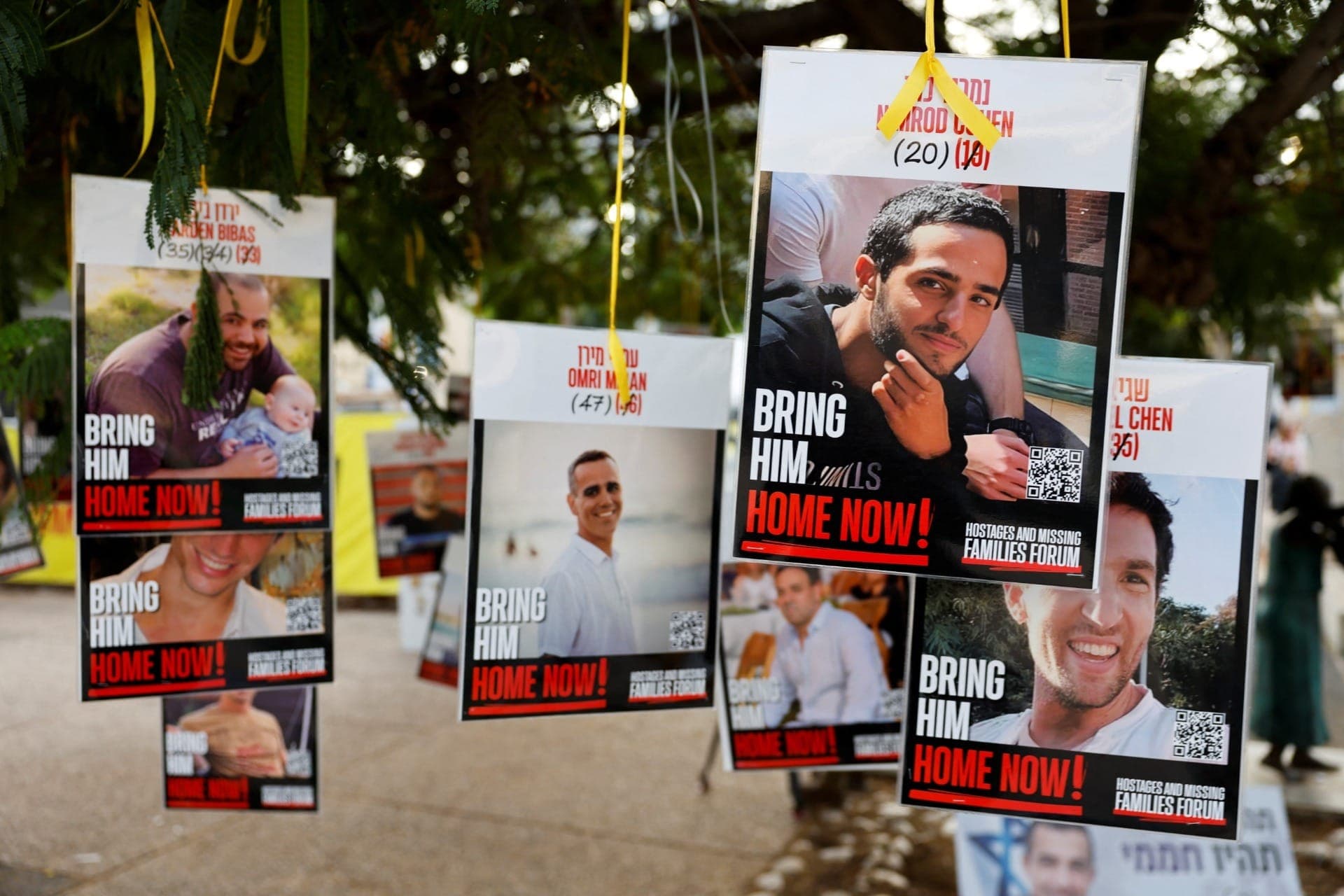 Protesto com fotos dos israelenses sequestrados pelo Hamas
