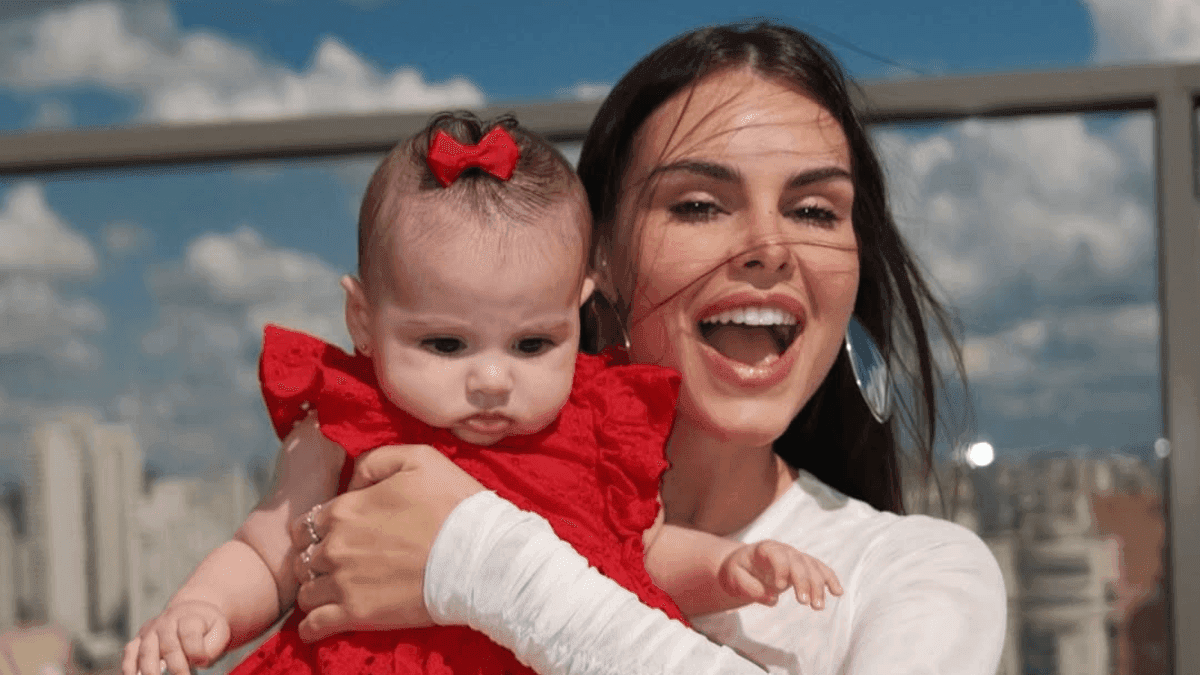 Amanda Kimberlly é mãe de Helena, terceira filha de Neymar