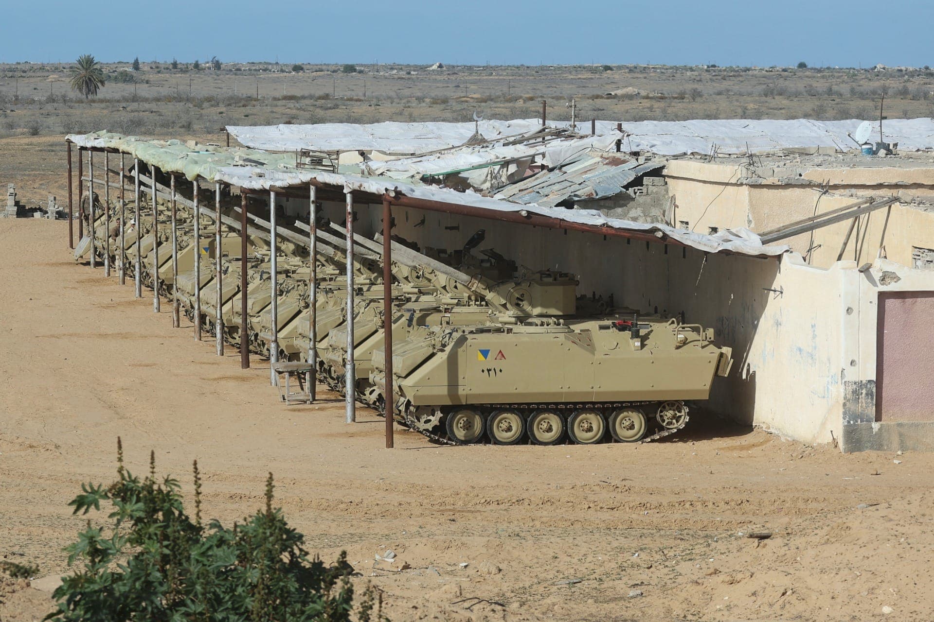 Veículos militares egípcios estão estacionados, em meio a um cessar-fogo entre Israel e Hamas, perto da fronteira de Rafah